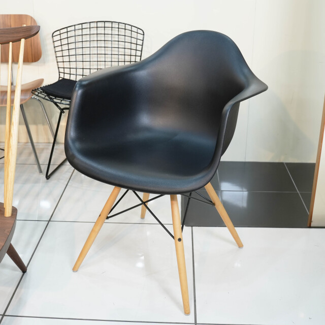 イームズ プラスチック シェル アームチェア 脚ダウェルベース DAW