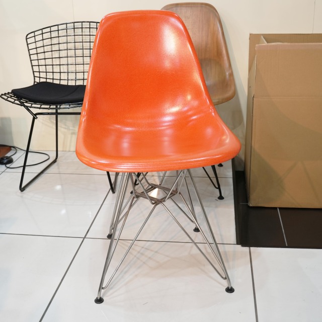 イームズファイバーグラスサイドシェルチェア DFSR オレンジ/クロームベース 展示品
