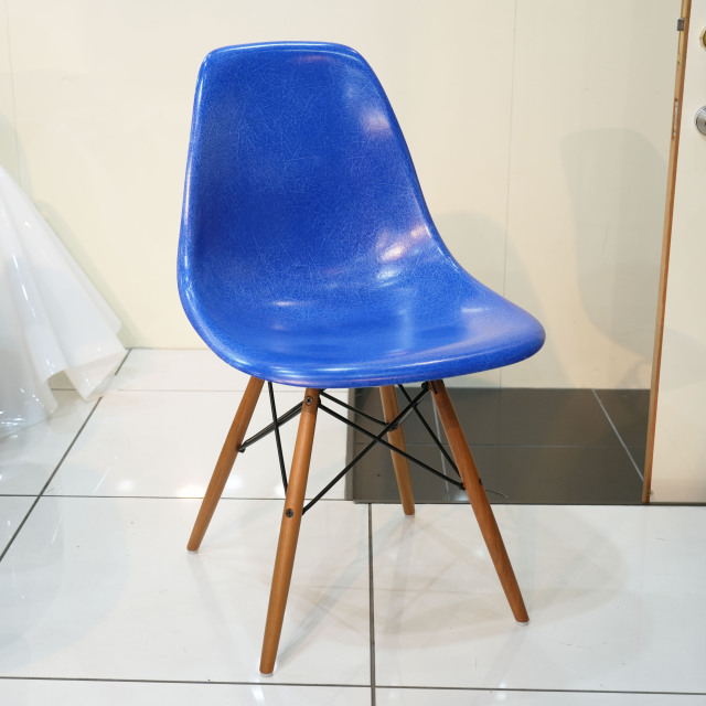 イームズファイバーグラスサイドシェルチェア DFSW ウルトラマリンブルー/ウォールナット・ブラックワイヤー 展示品