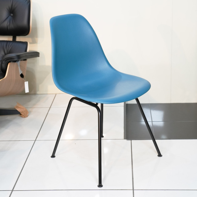 イームズプラスチックサイドチェア 4レッグベース ピーコックブルー/ブラック DSX 展示品