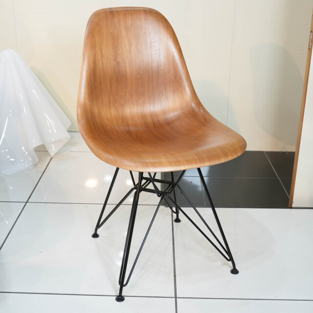 イームズウッドシェルチェアDWSW ウォールナット/ブラックベース 展示品