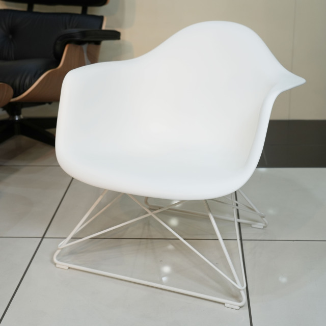 【ハーマンミラー正規販売店】イームズプラスチックアームチェア/ローワイヤーベース LARP ホワイト/ホワイト 展示品