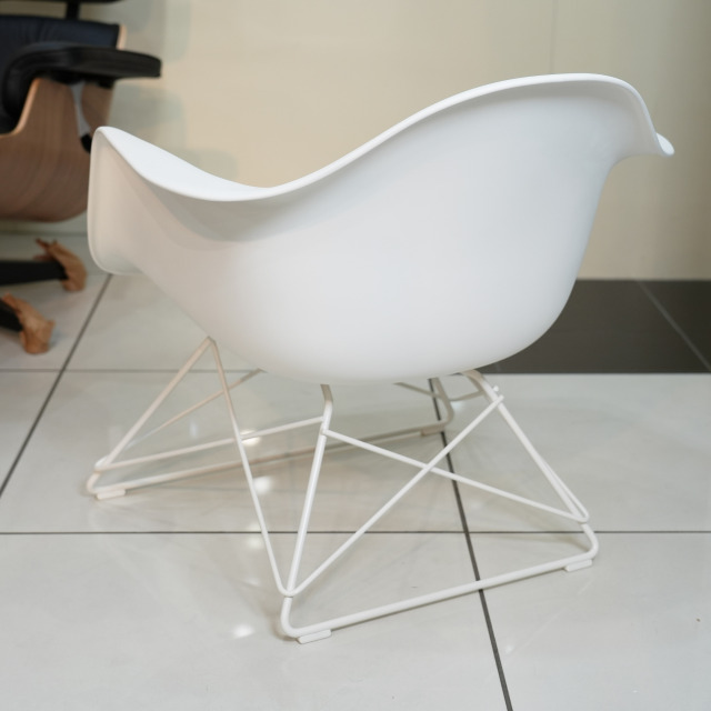 ハーマンミラー正規販売店】イームズプラスチックアームチェア/ロー