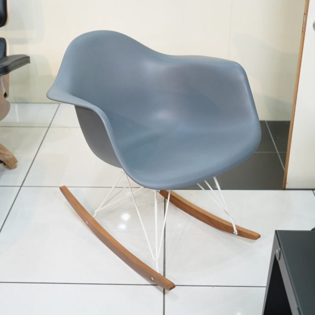 イームズプラスチックアームチェア ロッカーベース RAR チャコール 展示品