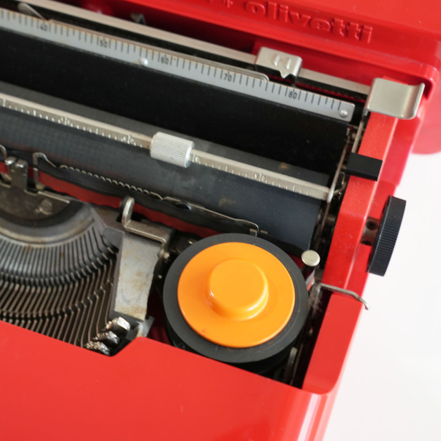valentine タイプライター 赤 1969年イタリアの名作】真っ赤なバケツのタイプライターOlivetti
