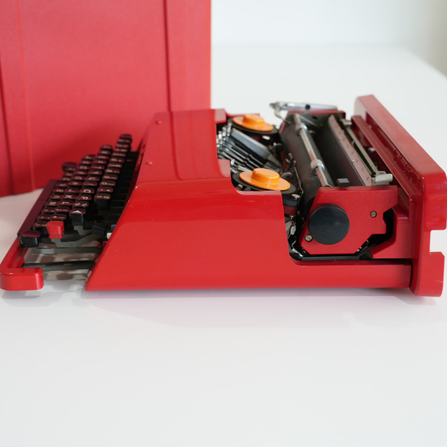 オリベッティ・バレンタインS オリベッティ・バレンタイン(Olivetti Valentine)タイプライタ－