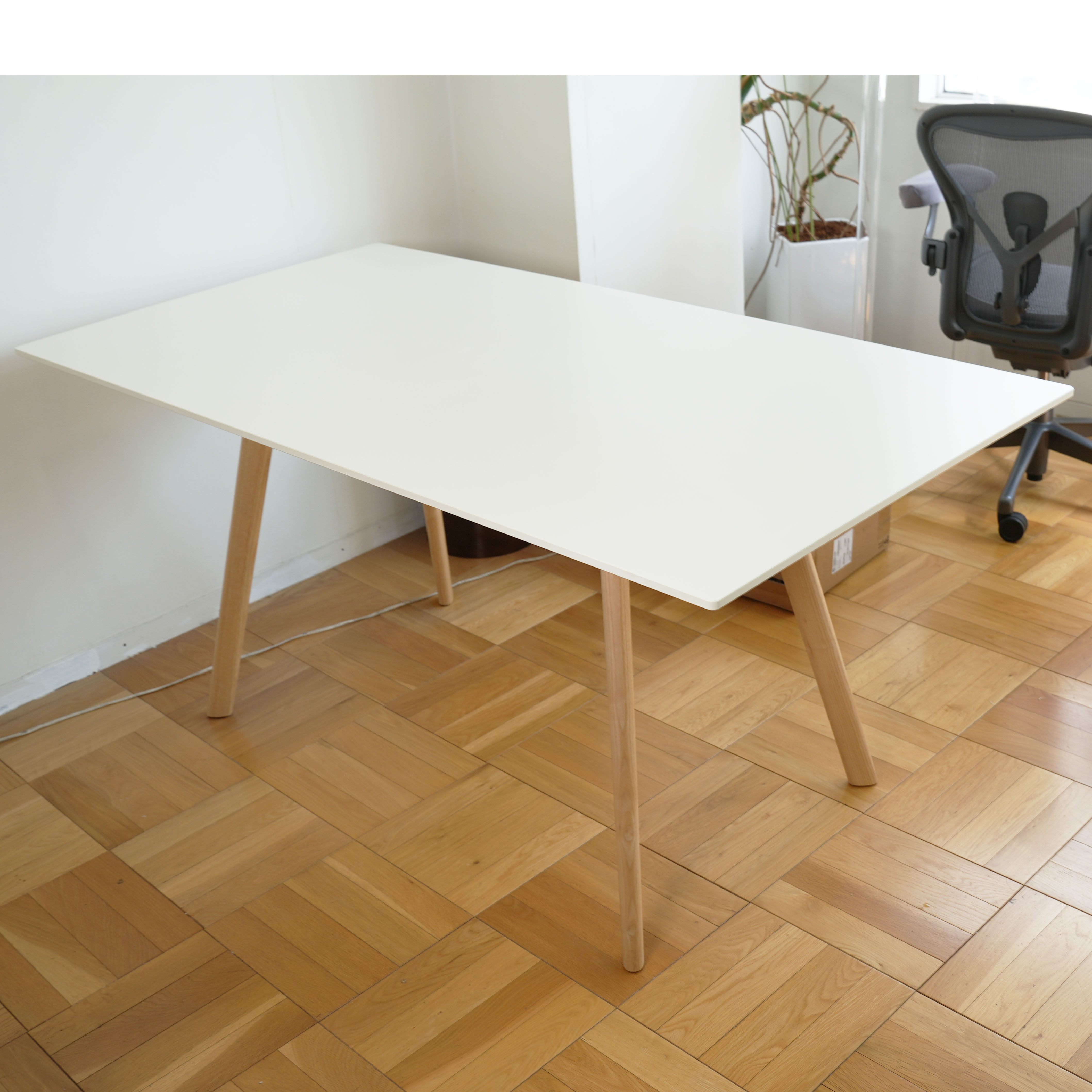 【MAGIS/マジス】 PILO ピロ テーブル W1600 ホワイト/ナチュラルアッシュ脚 展示品