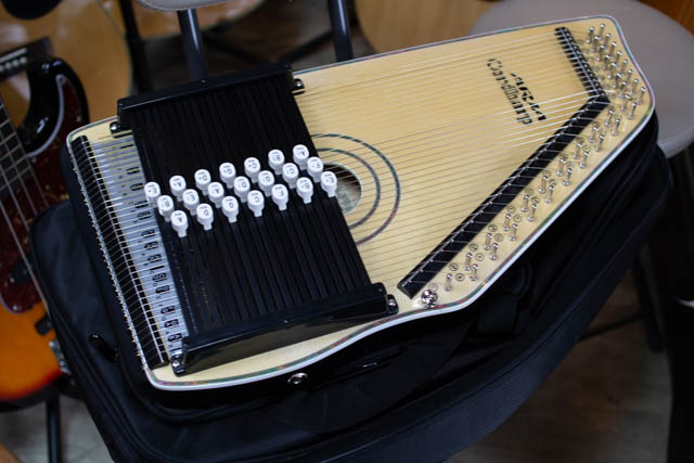【お取り寄せ商品】　【チューニング済み】　アンプに繋げる AutoHarp　マイクつき コードハープ　【アリア オートハープ ARIA　 ACH-210S 】