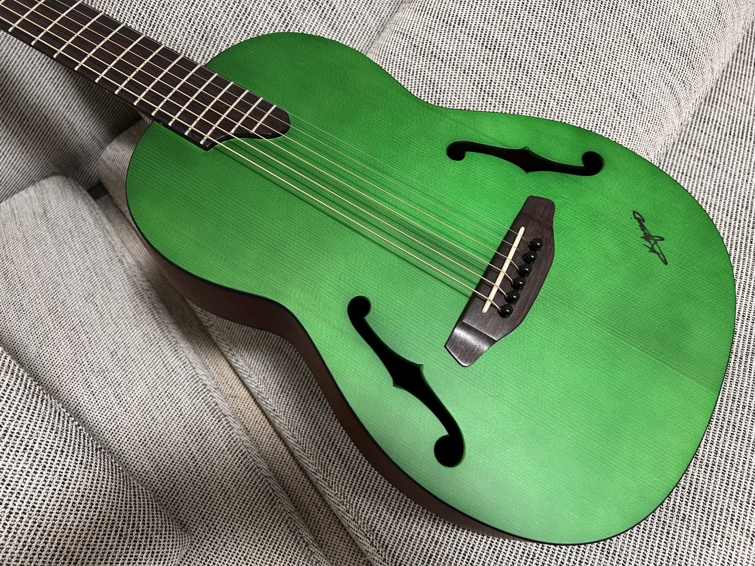 早い者勝ち♪アンプに繋げる K.Yairi Nocturne Fホール仕様 ♪ K.Yairi Nocturne Fホール仕様 F-Custom Green マイク搭載 アンプに