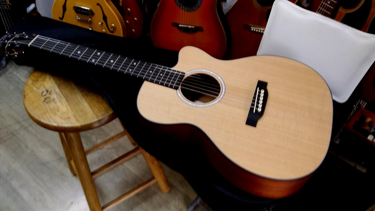 Martin 000CJR-10E 000 カッタウェイ 000CJR 10E アンプに繋げる 