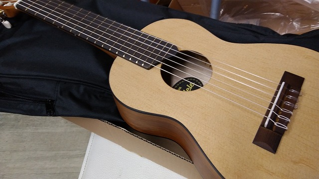 【お取り寄せ商品】YAMAHA GL1 ギタレレ ミニ　ナイロン弦ギター　Mini Guitar　　ヤマハ　　Guitalele GL-1 ミニ　クラシックギター アンプにつなげるマイク付! ミニ エレガット ギター