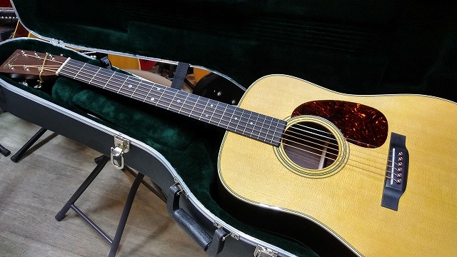 Martin D-28　 Standard 　Pickup with Liquid Metal Bridge Pin　スペシャル! 【 アンプに繋げる マーチン D28　スタンダード 】