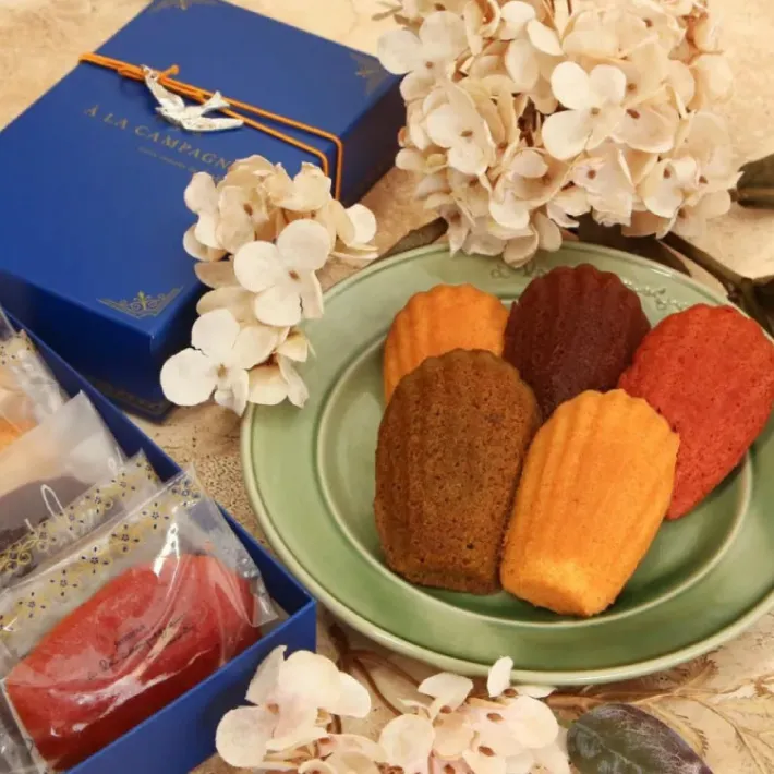 アラカンパーニュ （a la campagne）焼き菓子詰め合わせ マドレーヌ・アソルティ５個セット 神戸スイーツ おみやげ 手土産 プレゼント ギフト 贈り物 かわいい おしゃれ 人気 通販 バレンタイン ホワイトデー 母の日 父の日 敬老の日 クリスマス 御祝 賞味期限 お返し