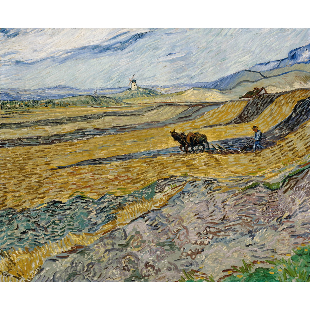  耕す人と風車のある畑