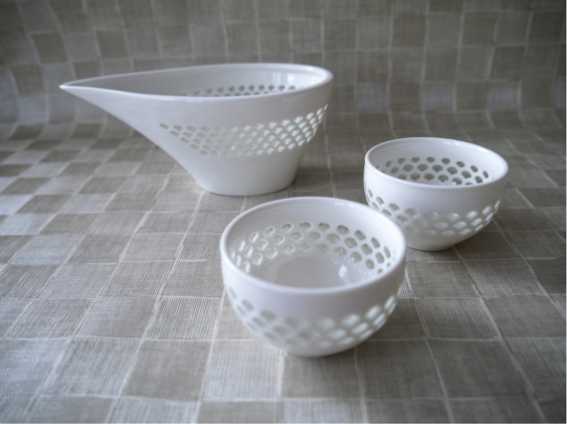 手描き蝶模様 湯呑 磁器製 新品未使用 楽天市場】透かし模様で茶の色が見える玲瓏磁器 玲瓏磁 白磁
