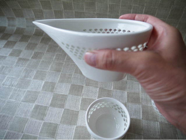 模様の透かしが楽しさを誘う【「蛍手」陶器のセット】片口1個