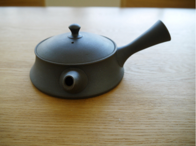 おしゃれな急須【常滑焼手作り急須 作家 加藤秋景作 平急須 黒 陶器網  