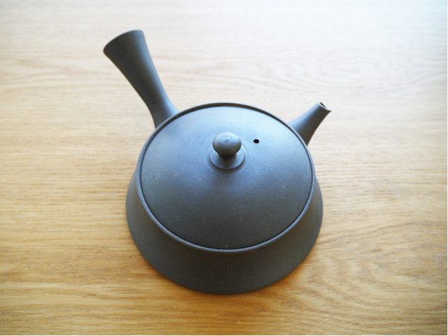 おしゃれな急須【常滑焼手作り急須 作家 加藤秋景作 平急須 黒 陶器網