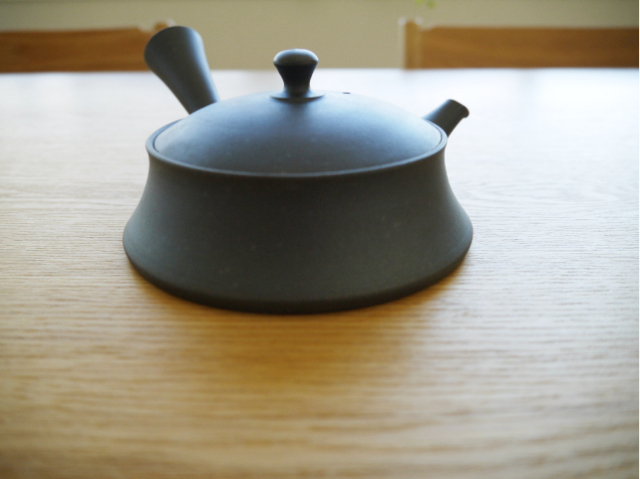 おしゃれな急須【常滑焼手作り急須 作家 加藤秋景作 平急須 黒 陶器網