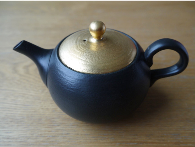 ひとりのお茶時間も特別なものになる【常滑焼急須 昭萠蓋金後手急須