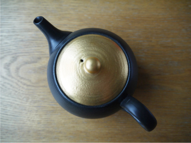 ひとりのお茶時間も特別なものになる【常滑焼急須 昭萠蓋金後手急須