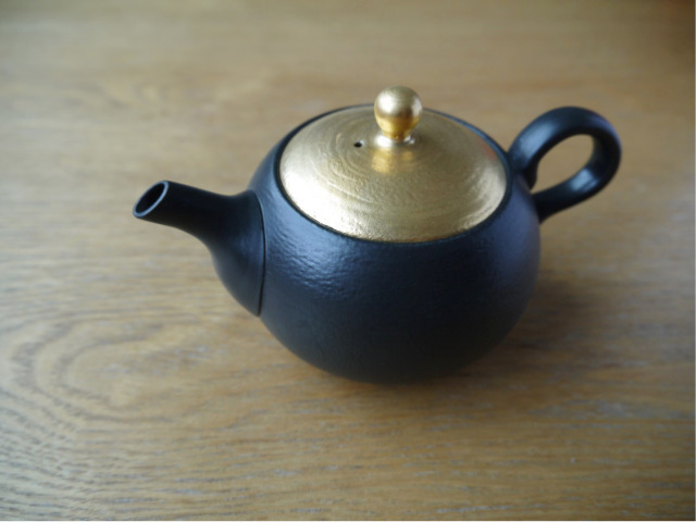 陶器製急須 蓋の部分が可愛いデザインになっております ひとりのお茶時間も特別なものになる【常滑焼急須 昭萠蓋金後手急須