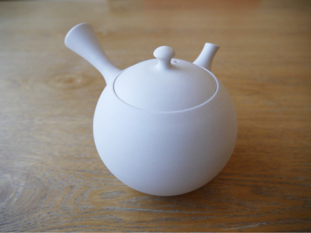 丸みのある形が可愛い、シンプルな白い急須【常滑焼手作り急須 藤田徳