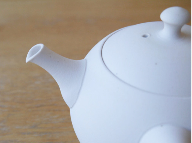 丸みのある形が可愛い、シンプルな白い急須【常滑焼手作り急須 藤田徳