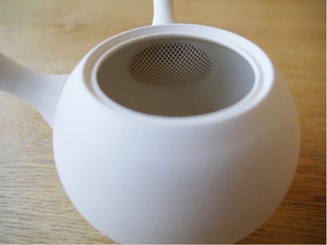 丸みのある形が可愛い、シンプルな白い急須【常滑焼手作り急須 藤田徳
