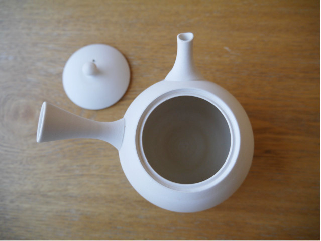 丸みのある形が可愛い、シンプルな白い急須【常滑焼手作り急須