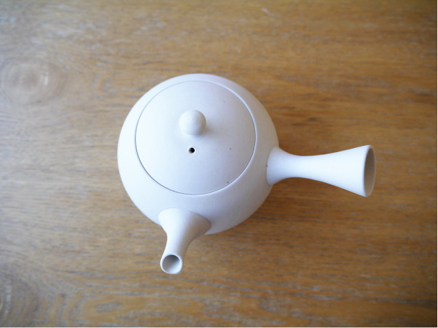 丸みのある形が可愛い、シンプルな白い急須【常滑焼手作り急須 藤田徳