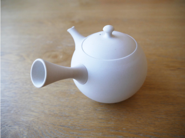 丸みのある形が可愛い、シンプルな白い急須【常滑焼手作り急須 藤田徳