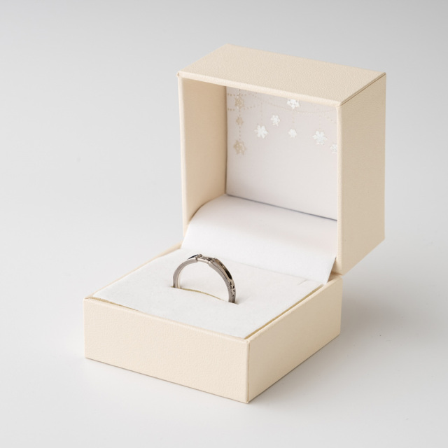 WHITE ALBUM2　リングネックレス　Kazusa　プラチナ（ブラックコーティング）