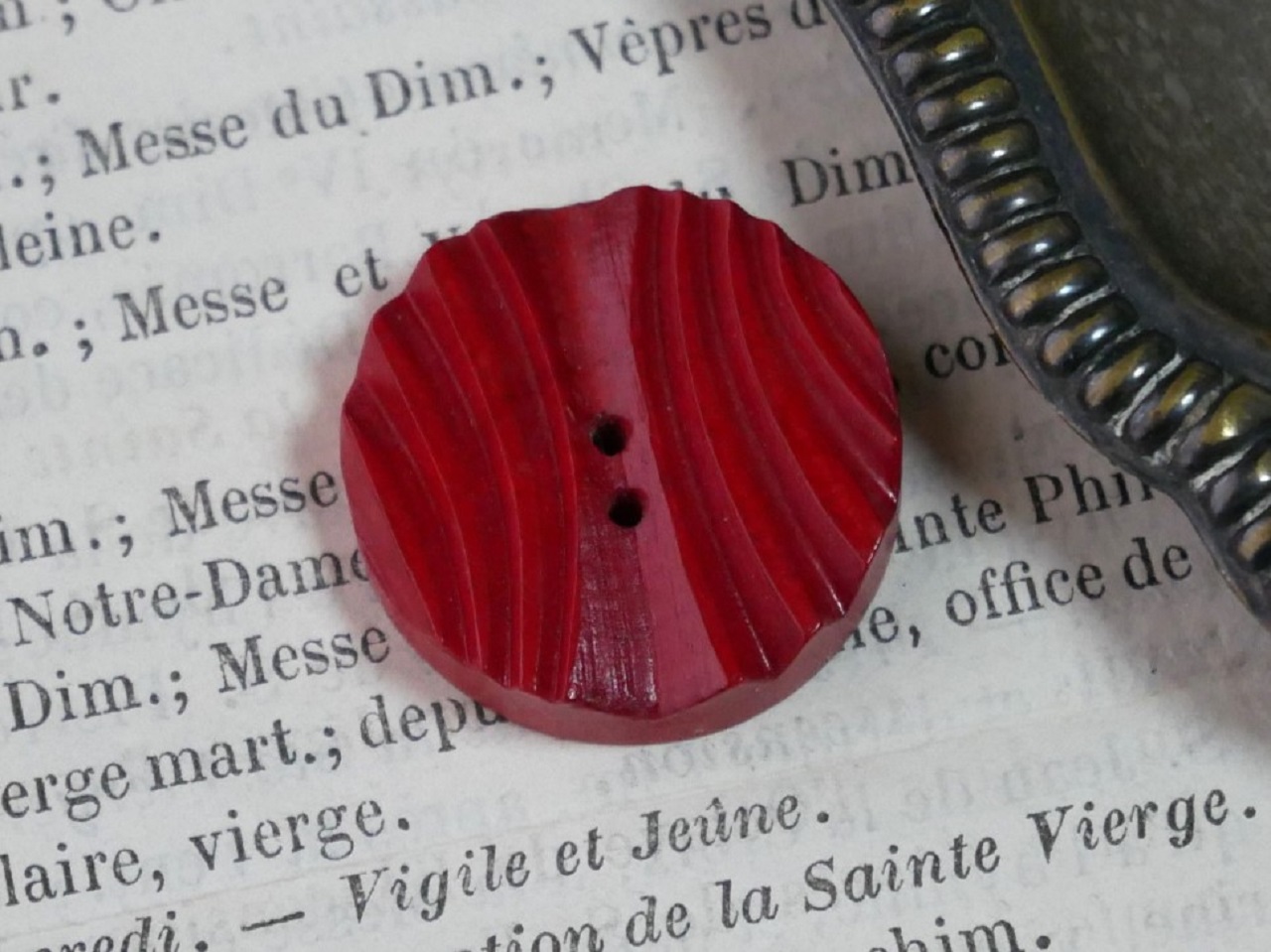 フランスヴィンテージウッドレッドボタン（直径2.2cm）