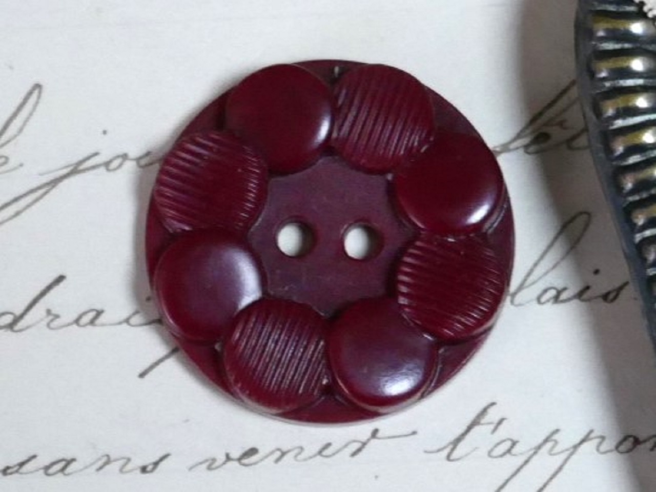フランスアンティークプラスチックボタン（フラワーシェイプボルドーL/L028）