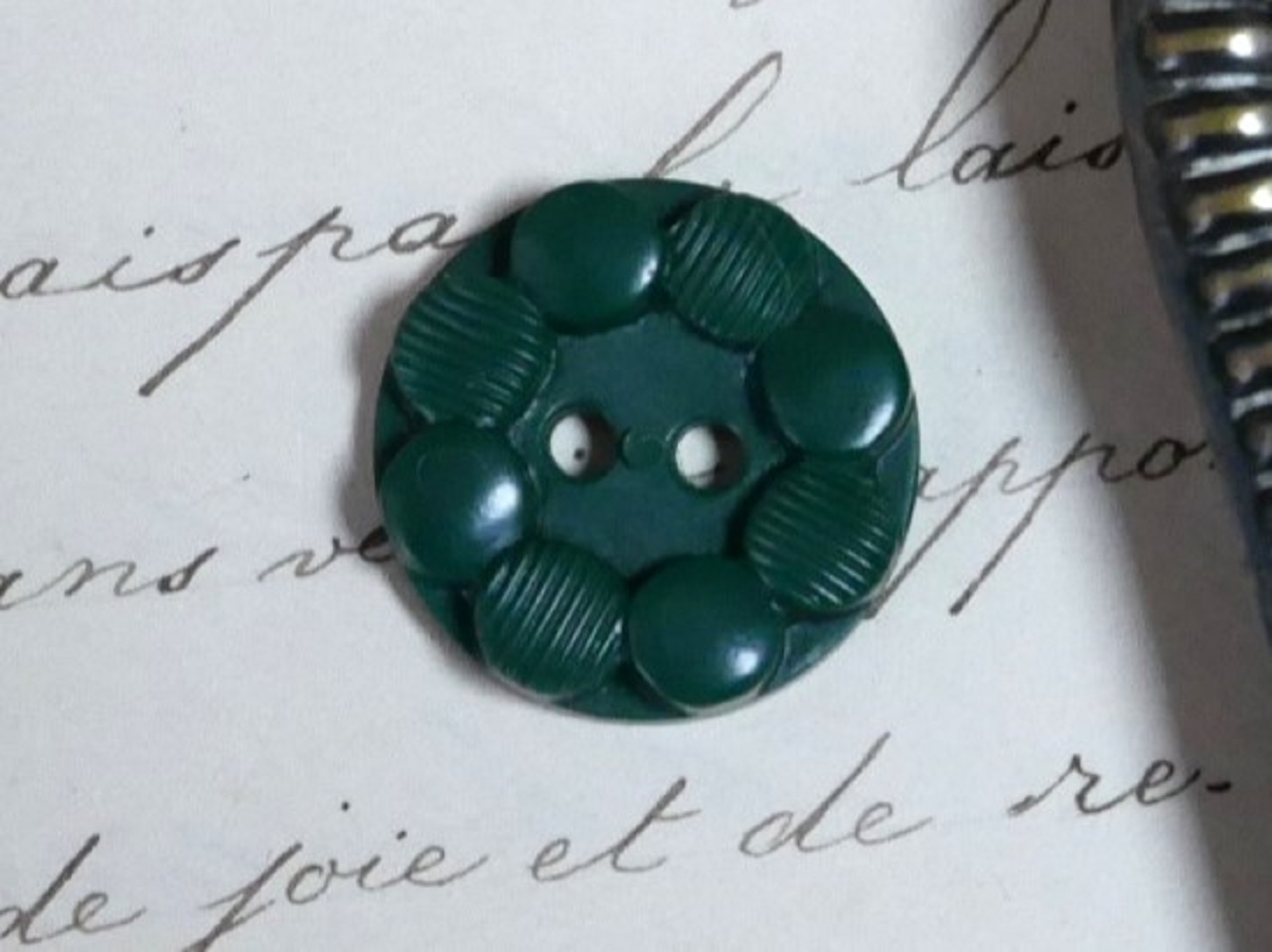 フランスアンティークプラスチックボタン（フラワーシェイプグリーンS/L03）