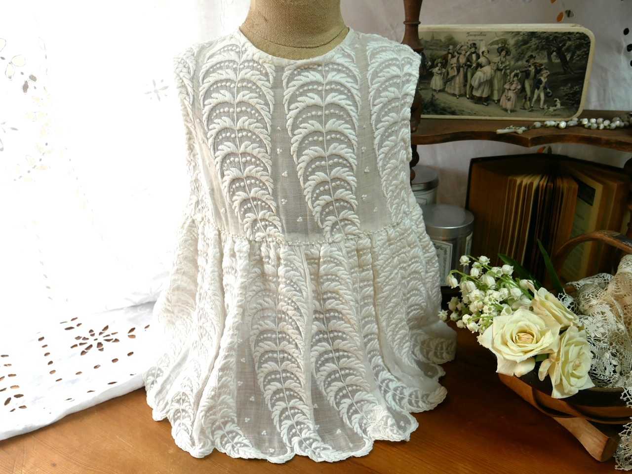 ホワイトコットン刺繍入りベビーワンピース