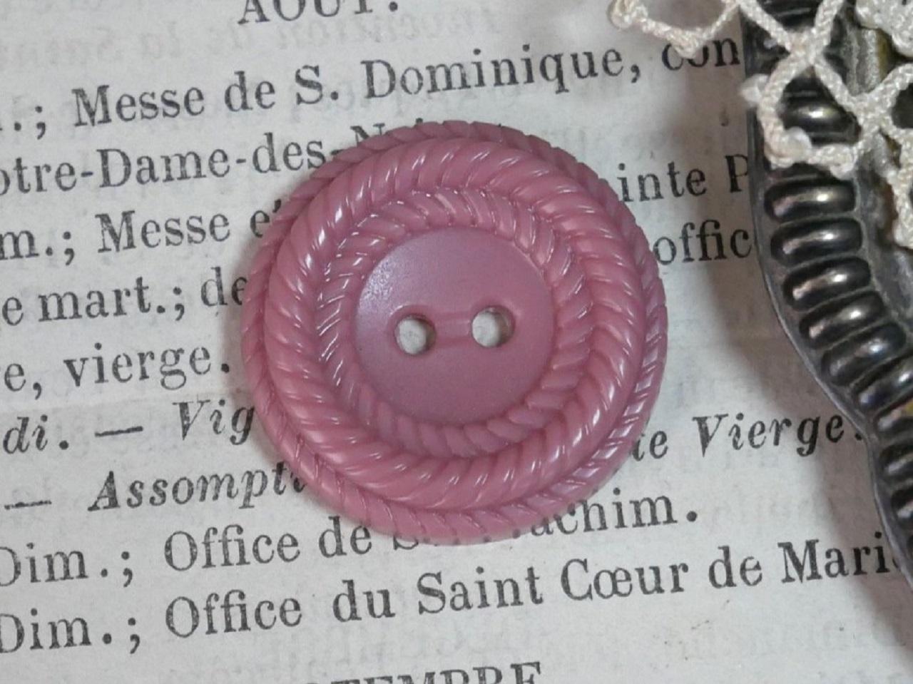 フランスヴィンテージモーブピンクプラスチックボタン(直径2.2cm/P45)
