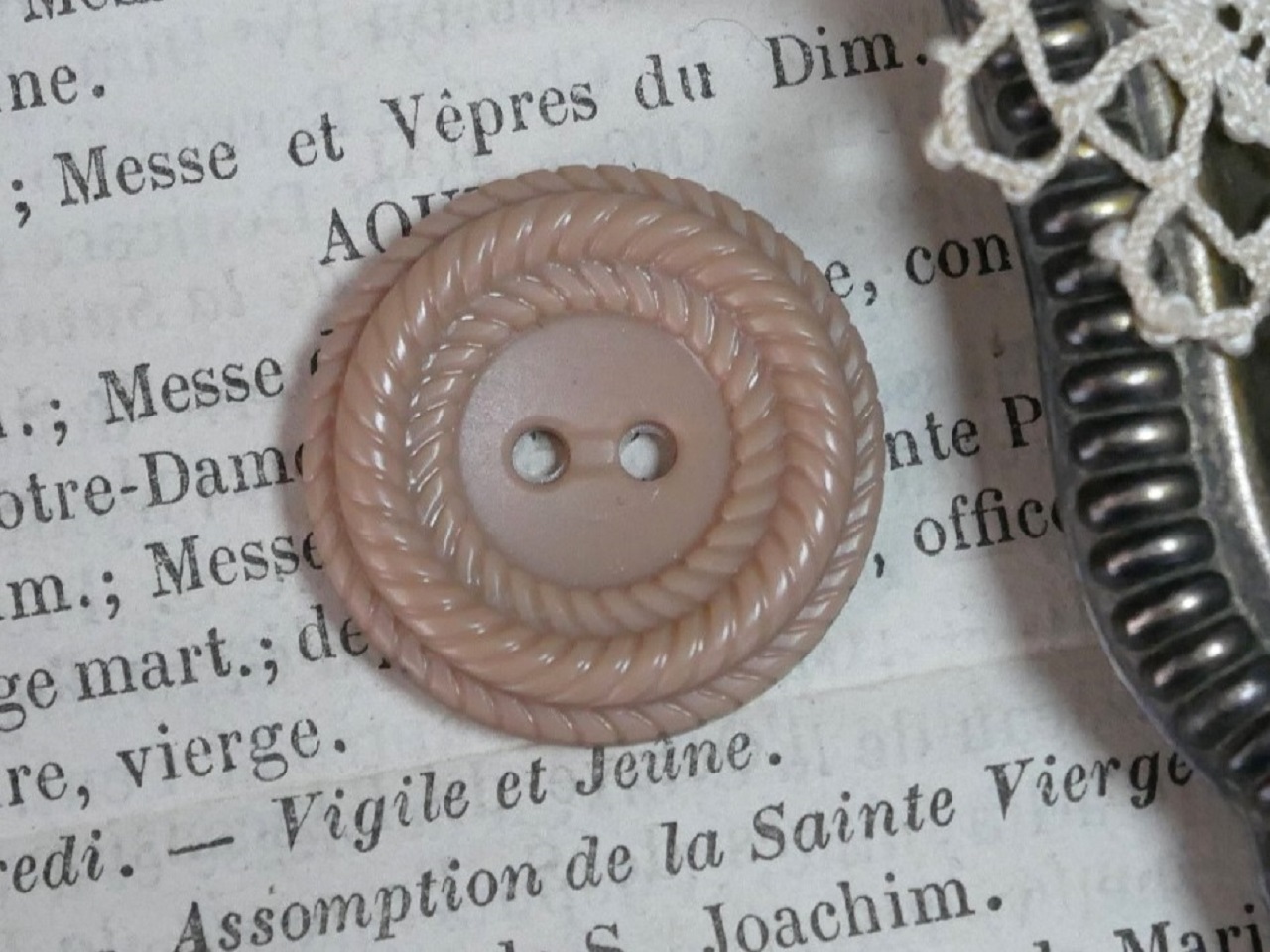 フランスアンティークプラスチックボタン（ライトグレイッシュブラウンP46）