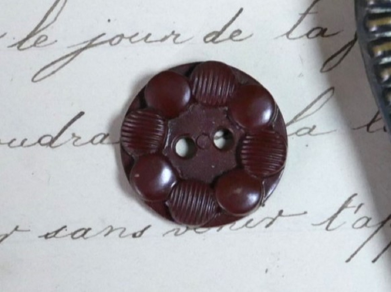 フランスアンティークプラスチックボタン（フラワーシェイプブラウンS/L051）