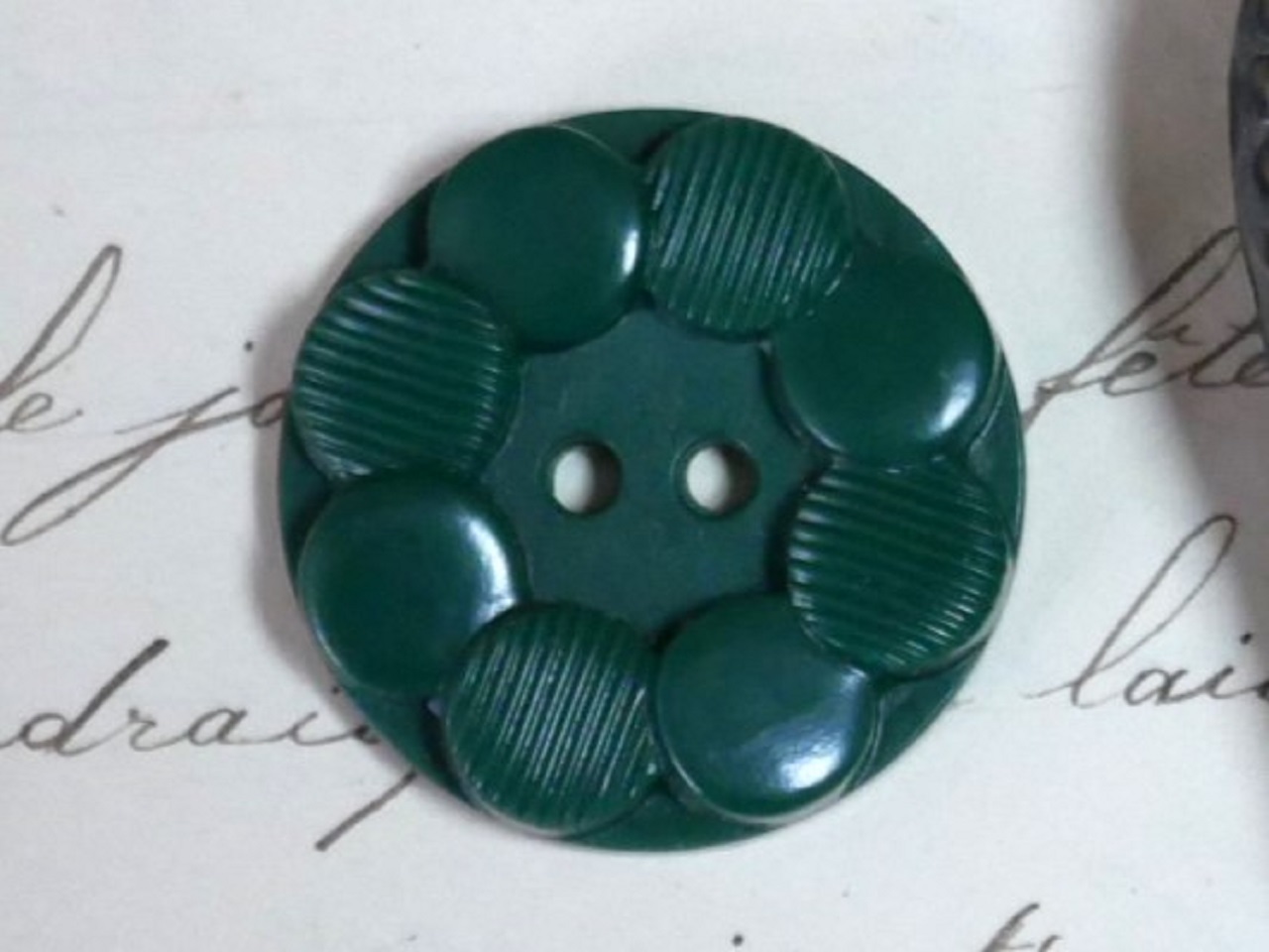 フランスアンティークプラスチックボタン（フラワーシェイプグリーンL/L027）