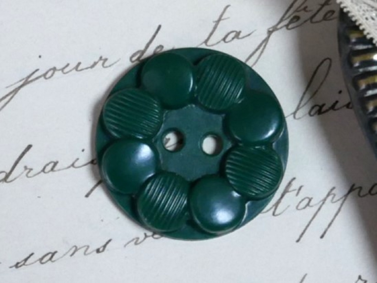 フランスアンティークプラスチックボタン（フラワーシェイプグリーンM/L015）
