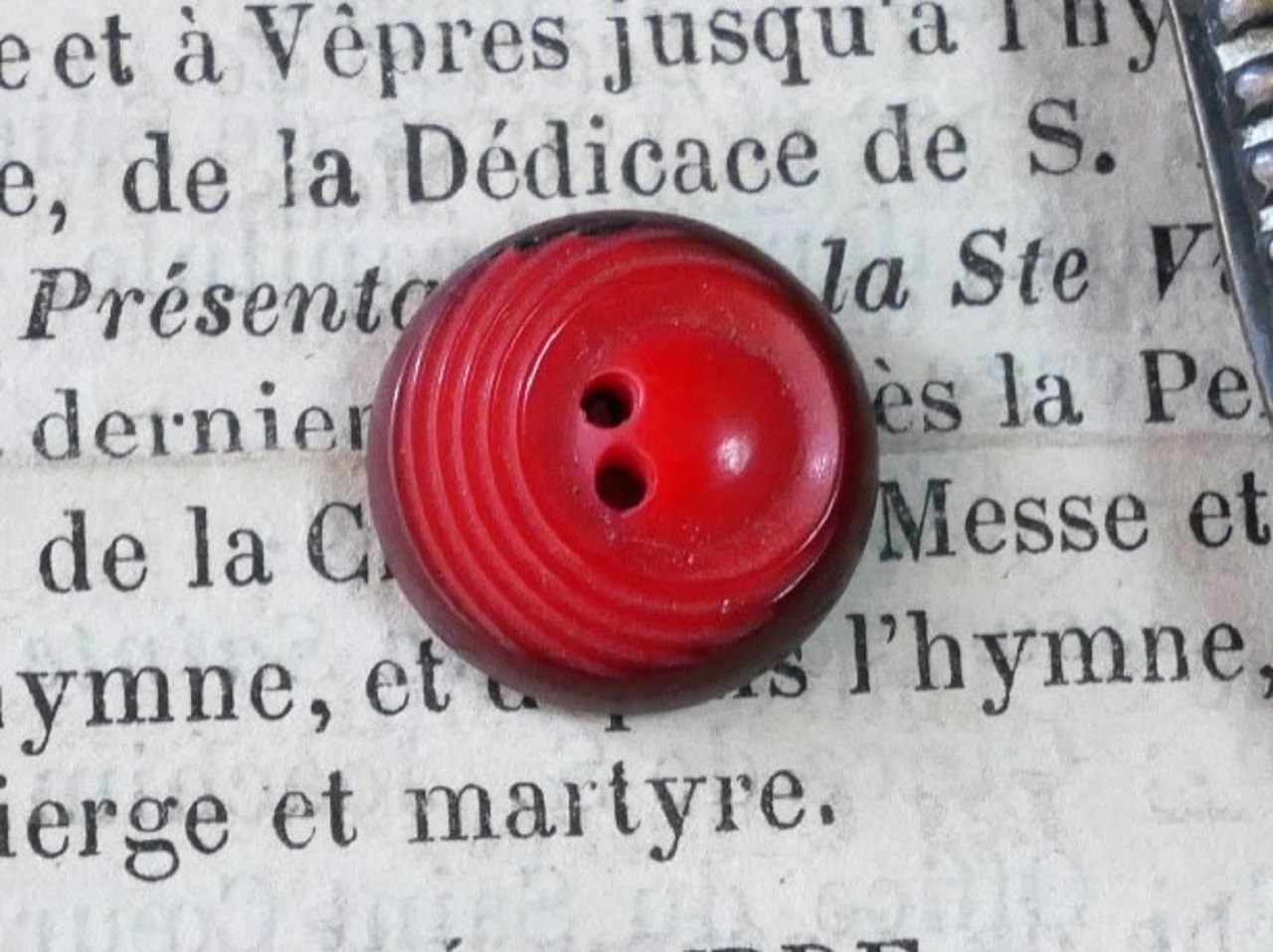 フランスヴィンテージガラリスミニレッドボタンSS（直径1.2cm）