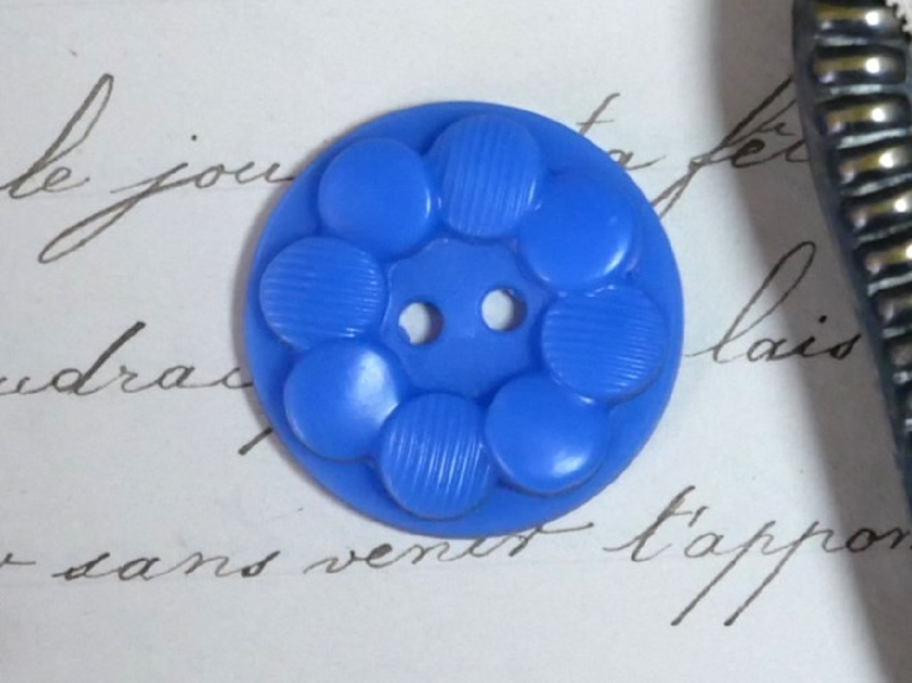 フランスアンティークプラスチックボタン（フラワーシェイプビビットブルーM/L024）