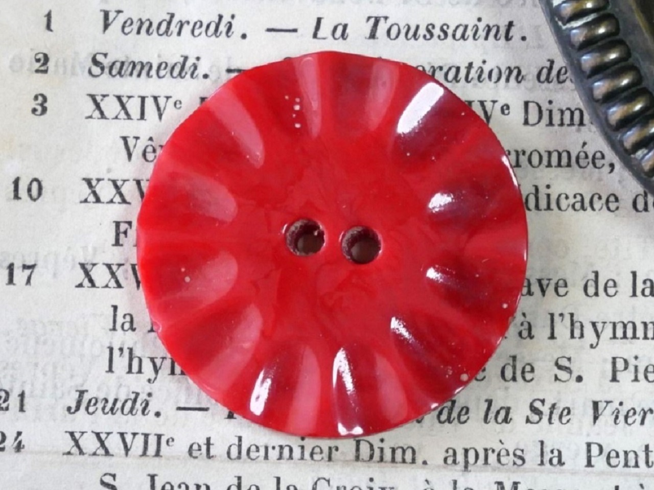 フランスヴィンテージレッドベークライトボタン 3L（直径3.1cm）