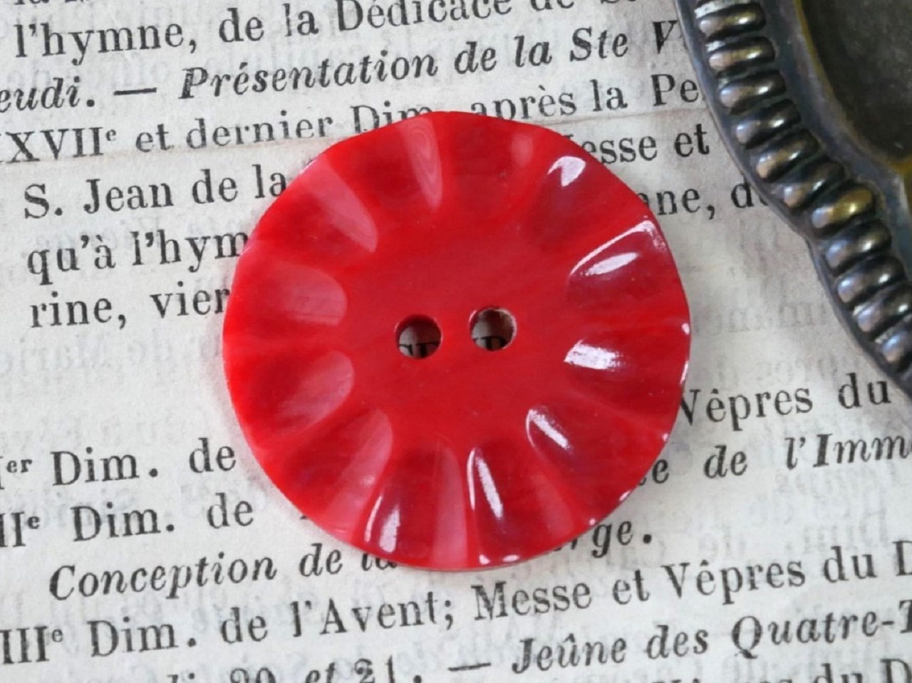 フランスヴィンテージレッドベークライトボタン LL（直径2.7cm）