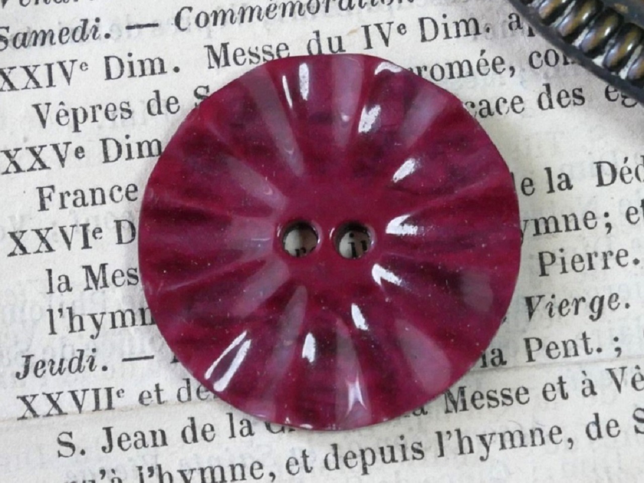 フランスアンティークベークライトボタン（ボルドー3L）