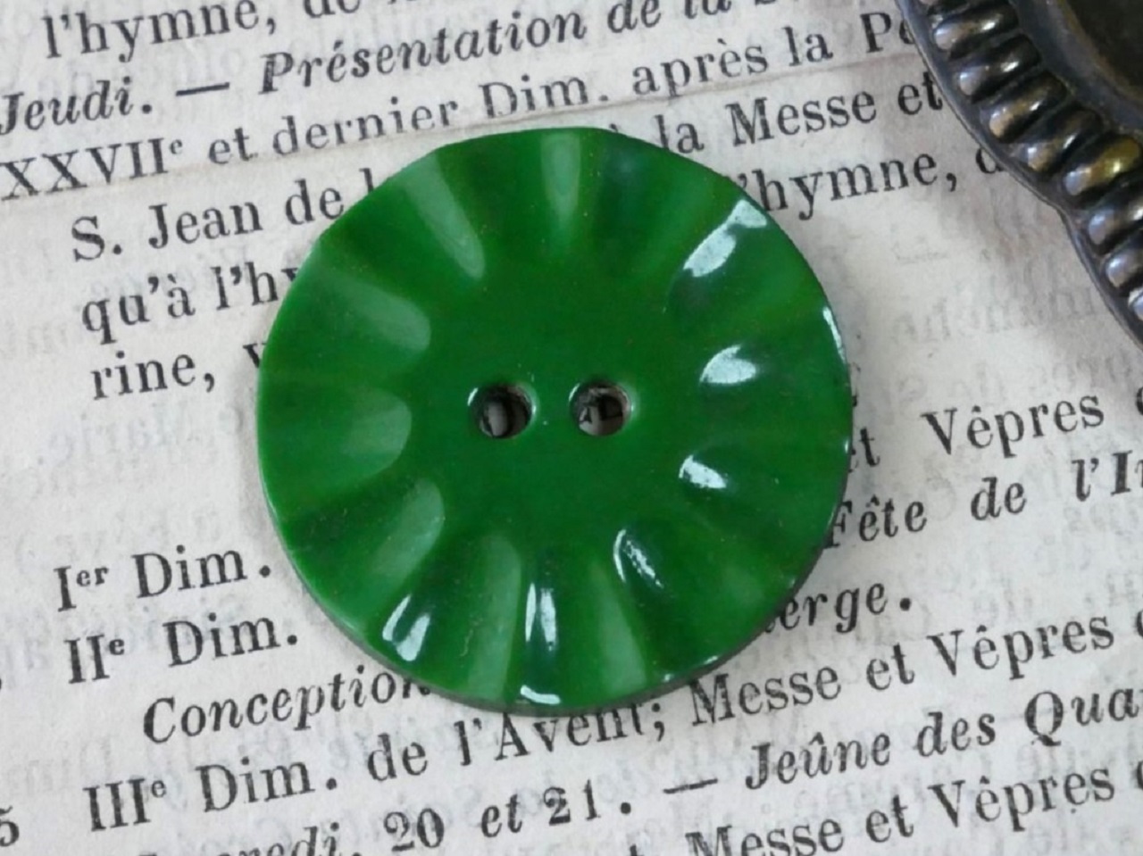 フランスアンティークベークライトボタン（グリーンLL）