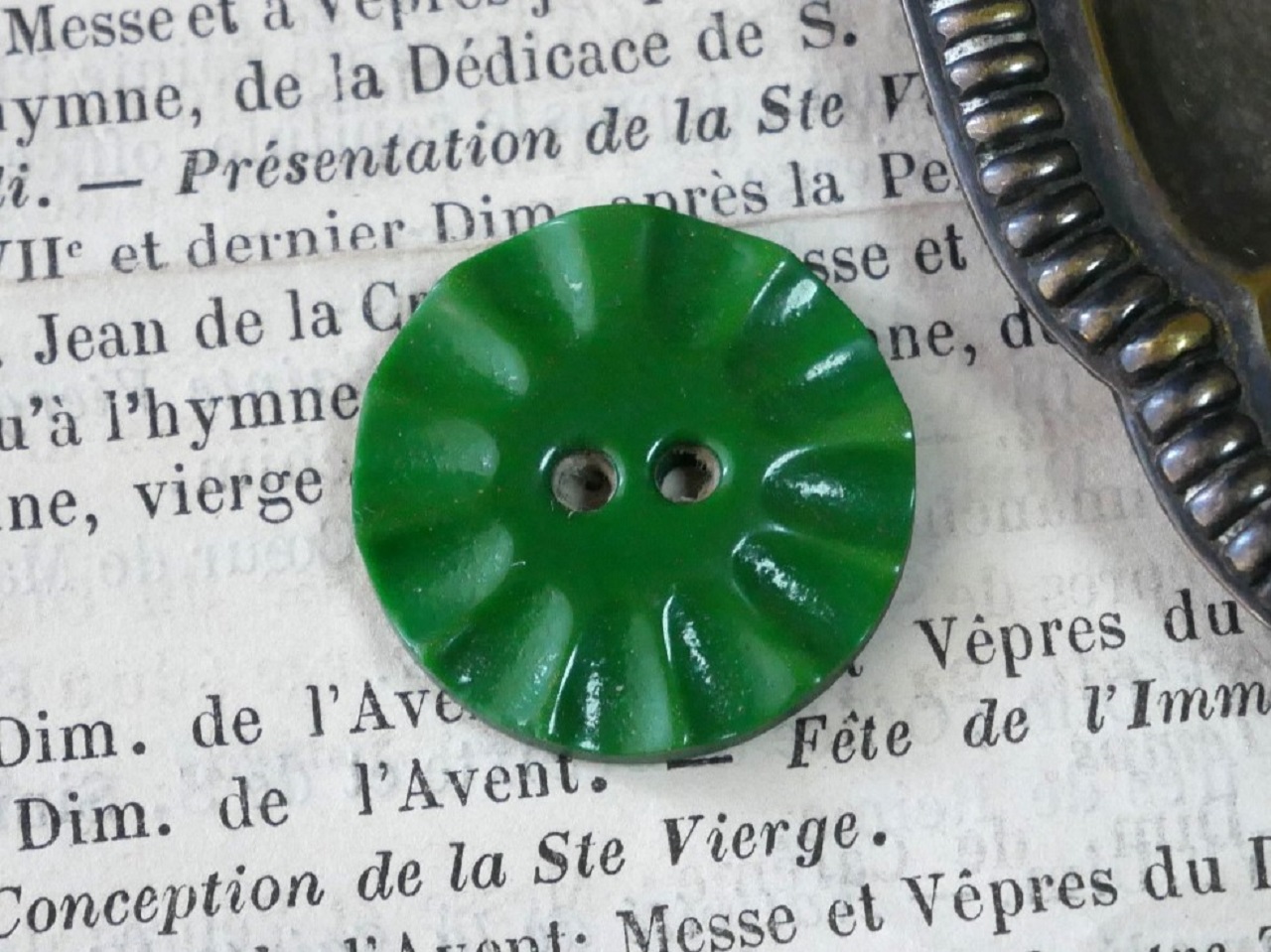 フランスアンティークベークライトボタン（グリーンL）