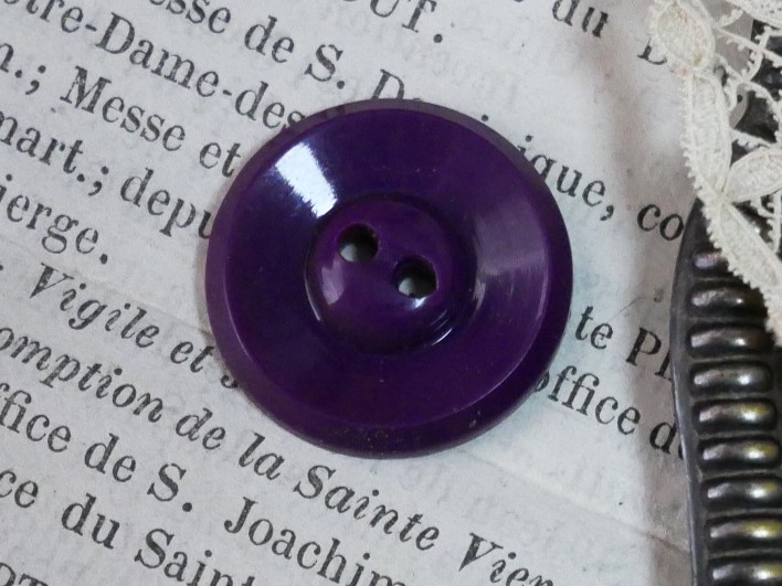 フランスヴィンテージラウンドパープルプラスチックボタン（M直径1.95cm/M30）